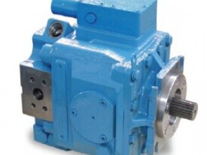 DF PV10系列變量軸向柱塞泵采用斜盤式設(shè)計，適用于靜液傳動的閉式液壓回路。流量與泵的排量和轉(zhuǎn)速成比例關(guān)系，改變斜盤的角度可以使排量在0和最大排量之間變化。標(biāo)準(zhǔn)泵內(nèi)部配有G轉(zhuǎn)子式補油泵，高壓端口配有沖洗閥和雙溢流閥，溢流閥對靜液傳動系統(tǒng)提供過載保護(hù)。標(biāo)準(zhǔn)泵配帶機械反饋的機械液壓伺服閥。殼體及軸端由密封件保證密封性能，最大壓力為0.25Mpa（間歇壓力為0.5Mpa).