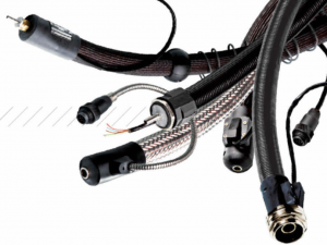 電加熱軟管是以電作為加熱條件，并配以溫控傳感器一體，通過機械繞覆的方式，在耐高溫耐高壓的管路上制作而成的柔性管道，用以熱流體的高溫高壓傳輸。目前廣泛應(yīng)用于瀝青，石蠟，硫磺，熱熔膠，聚氨脂原料，中成藥液，高溫氣體，及原油等熱流體的近距離輸送行業(yè)。