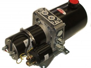 “UPW-DC”直流動(dòng)力單元格外適用于移動(dòng)車(chē)輛的安裝使用，如：自行式起重機(jī)，自卸車(chē)，起重車(chē)，輕型卡車(chē)，以其所有需要以電為原動(dòng)力遠(yuǎn)程驅(qū)動(dòng)液壓回路的場(chǎng)合。它們廣泛的應(yīng)用于工業(yè)、農(nóng)業(yè)、海陸運(yùn)輸?shù)雀鱾€(gè)行業(yè)。