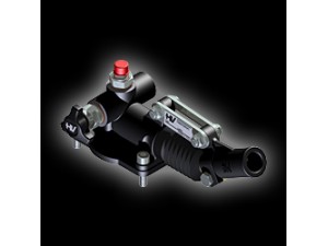 PMSE 8-15 系列手動(dòng)泵為單作用液壓手動(dòng)泵，只有在壓的過程中都產(chǎn)生排量，在拉的過程中完成吸油，這樣可以使人得以休息。該系列的手動(dòng)泵采用油箱安裝，可配1L，2L，3L，5L，7L，10L油箱組成操作單作用液壓油缸的手動(dòng)泵站。型號(hào)分別有：PMSE-8-15-S 、PMSE-8-15-E-S 、PMSE-8-15-BYB-S、PMSE-8-15-BYA-S、PMSE-8-15-BYA-E-S,共5種型號(hào),10款產(chǎn)品。